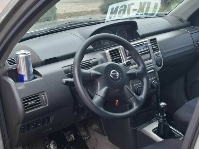 Серый Ниссан ИксТрейл, объемом двигателя 2.2 л и пробегом 327 тыс. км за 3077 $, фото 3 на Automoto.ua