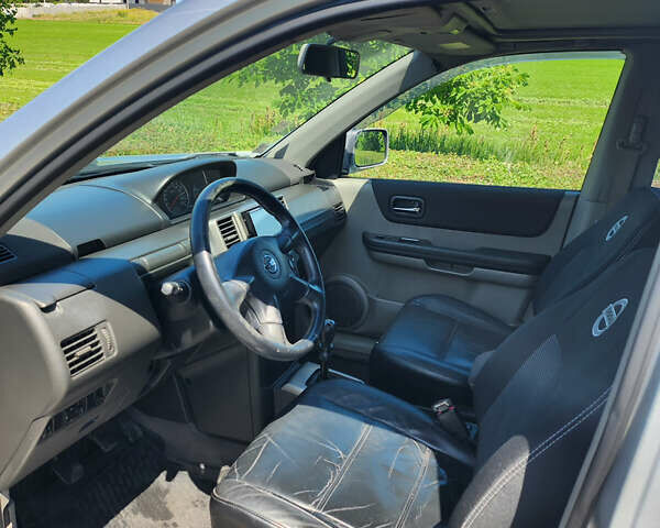 Серый Ниссан ИксТрейл, объемом двигателя 2.18 л и пробегом 297 тыс. км за 6000 $, фото 11 на Automoto.ua