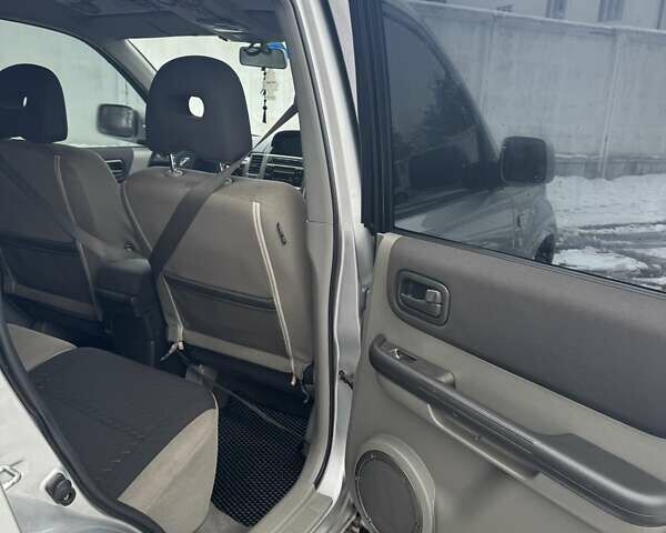 Сірий Ніссан ІксТрейл, об'ємом двигуна 2.18 л та пробігом 247 тис. км за 6800 $, фото 14 на Automoto.ua