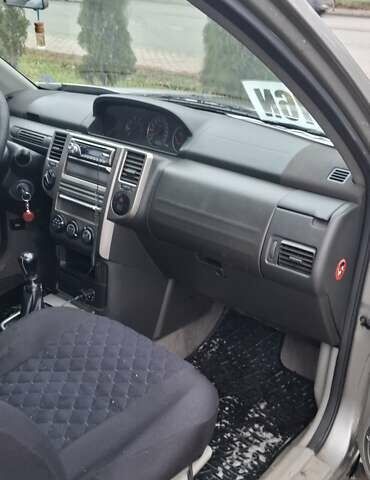 Сірий Ніссан ІксТрейл, об'ємом двигуна 2.2 л та пробігом 327 тис. км за 3071 $, фото 3 на Automoto.ua