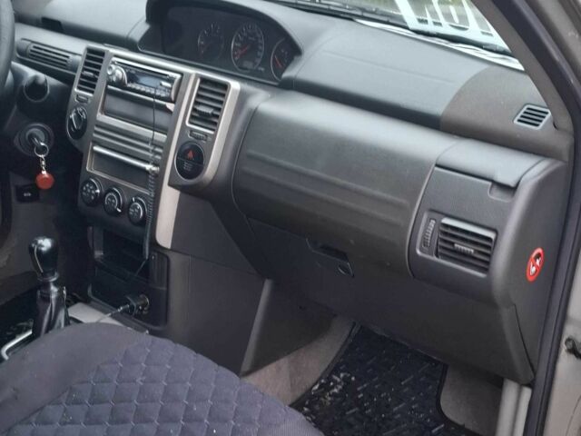 Серый Ниссан ИксТрейл, объемом двигателя 2.2 л и пробегом 327 тыс. км за 3077 $, фото 2 на Automoto.ua