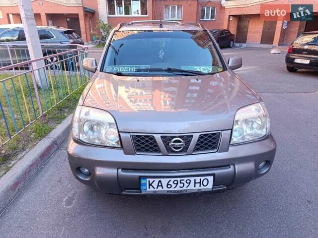 Серый Ниссан ИксТрейл, объемом двигателя 2.2 л и пробегом 345 тыс. км за 6800 $, фото 2 на Automoto.ua