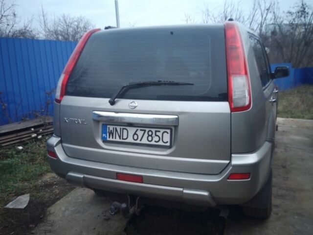 Серый Ниссан ИксТрейл, объемом двигателя 2 л и пробегом 242 тыс. км за 3300 $, фото 3 на Automoto.ua