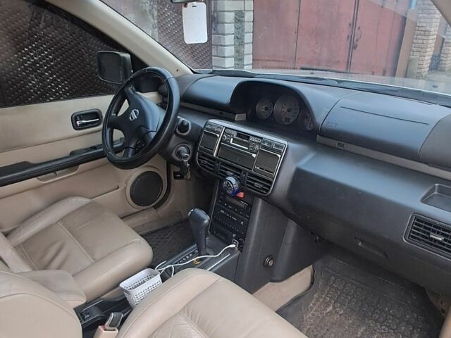 Серый Ниссан ИксТрейл, объемом двигателя 2 л и пробегом 290 тыс. км за 4950 $, фото 4 на Automoto.ua
