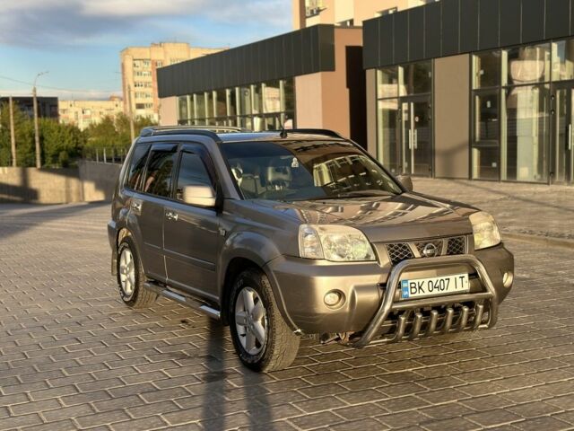 Серый Ниссан ИксТрейл, объемом двигателя 2 л и пробегом 160 тыс. км за 7000 $, фото 1 на Automoto.ua