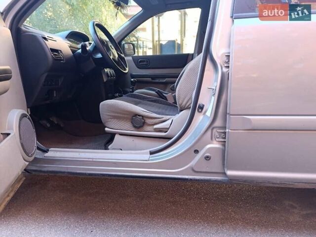 Серый Ниссан ИксТрейл, объемом двигателя 2.2 л и пробегом 345 тыс. км за 6800 $, фото 3 на Automoto.ua