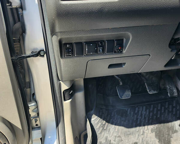 Серый Ниссан ИксТрейл, объемом двигателя 2.18 л и пробегом 297 тыс. км за 6000 $, фото 8 на Automoto.ua