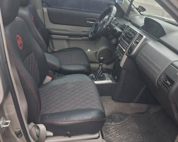 Серый Ниссан ИксТрейл, объемом двигателя 2.18 л и пробегом 273 тыс. км за 5800 $, фото 8 на Automoto.ua