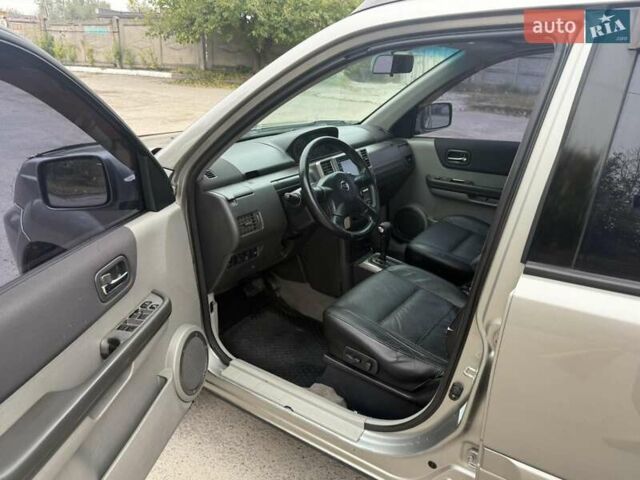 Серый Ниссан ИксТрейл, объемом двигателя 2.5 л и пробегом 265 тыс. км за 6000 $, фото 10 на Automoto.ua