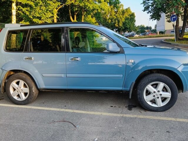 Серый Ниссан ИксТрейл, объемом двигателя 2 л и пробегом 312 тыс. км за 7200 $, фото 4 на Automoto.ua