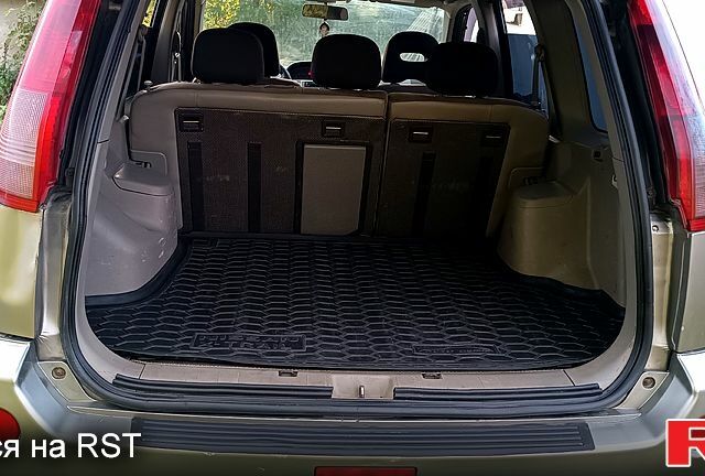 Серый Ниссан ИксТрейл, объемом двигателя 2.2 л и пробегом 350 тыс. км за 3550 $, фото 8 на Automoto.ua