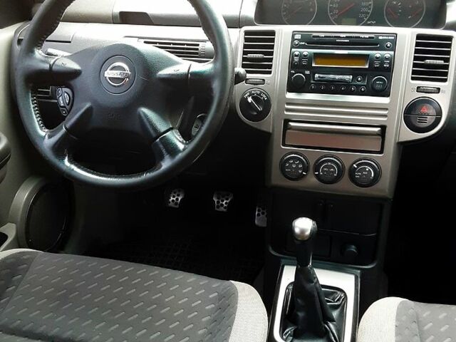 Серый Ниссан ИксТрейл, объемом двигателя 2 л и пробегом 210 тыс. км за 4500 $, фото 11 на Automoto.ua