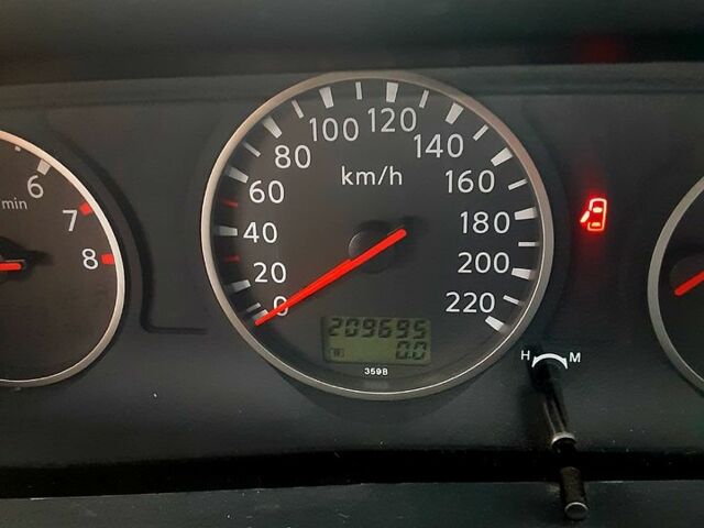 Серый Ниссан ИксТрейл, объемом двигателя 2 л и пробегом 210 тыс. км за 4500 $, фото 4 на Automoto.ua