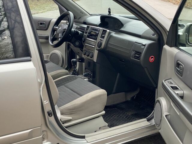 Серый Ниссан ИксТрейл, объемом двигателя 2.2 л и пробегом 290 тыс. км за 3750 $, фото 12 на Automoto.ua