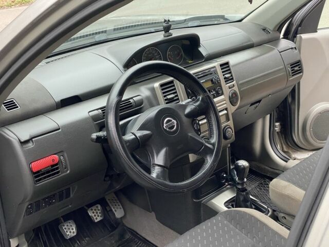 Серый Ниссан ИксТрейл, объемом двигателя 2.2 л и пробегом 290 тыс. км за 3750 $, фото 10 на Automoto.ua