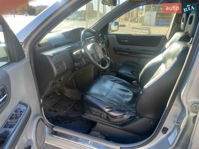 Серый Ниссан ИксТрейл, объемом двигателя 2.18 л и пробегом 405 тыс. км за 5500 $, фото 5 на Automoto.ua