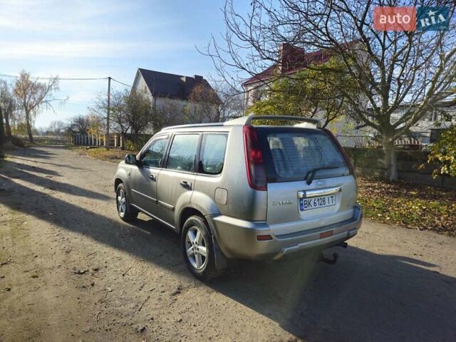 Серый Ниссан ИксТрейл, объемом двигателя 2.2 л и пробегом 230 тыс. км за 3650 $, фото 5 на Automoto.ua