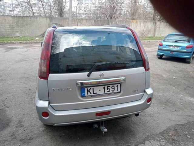 Серый Ниссан ИксТрейл, объемом двигателя 2.2 л и пробегом 330 тыс. км за 4500 $, фото 3 на Automoto.ua