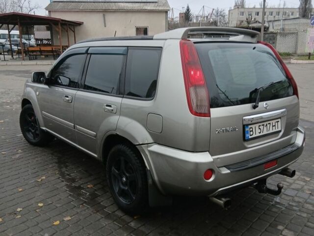 Серый Ниссан ИксТрейл, объемом двигателя 2.2 л и пробегом 302 тыс. км за 5199 $, фото 2 на Automoto.ua