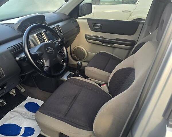 Серый Ниссан ИксТрейл, объемом двигателя 2.5 л и пробегом 240 тыс. км за 4750 $, фото 4 на Automoto.ua