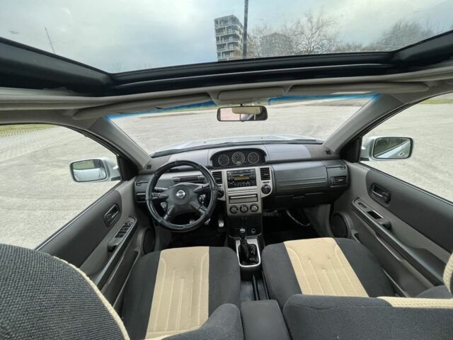 Серый Ниссан ИксТрейл, объемом двигателя 2.2 л и пробегом 249 тыс. км за 3966 $, фото 4 на Automoto.ua