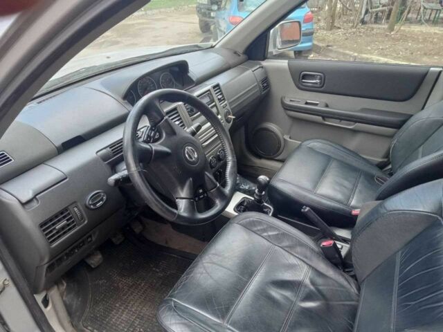 Серый Ниссан ИксТрейл, объемом двигателя 2.2 л и пробегом 330 тыс. км за 4500 $, фото 4 на Automoto.ua