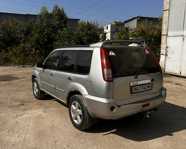 Сірий Ніссан ІксТрейл, об'ємом двигуна 2 л та пробігом 186 тис. км за 5300 $, фото 1 на Automoto.ua