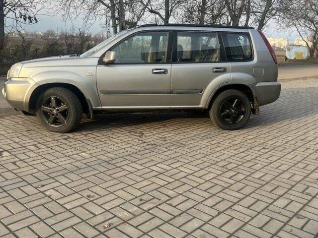 Серый Ниссан ИксТрейл, объемом двигателя 2.2 л и пробегом 300 тыс. км за 4999 $, фото 4 на Automoto.ua