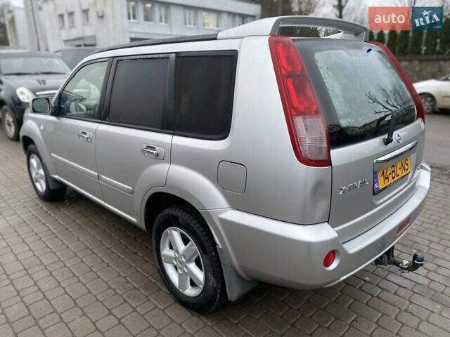 Серый Ниссан ИксТрейл, объемом двигателя 2.2 л и пробегом 272 тыс. км за 4500 $, фото 5 на Automoto.ua