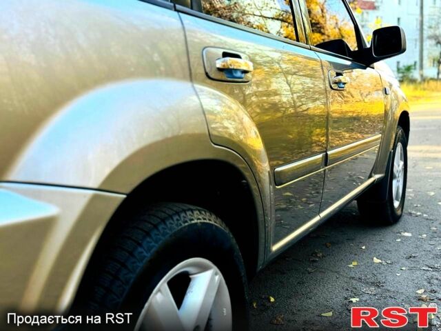 Серый Ниссан ИксТрейл, объемом двигателя 2.2 л и пробегом 238 тыс. км за 4250 $, фото 5 на Automoto.ua