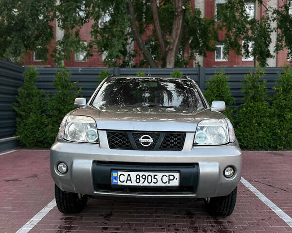 Серый Ниссан ИксТрейл, объемом двигателя 2 л и пробегом 490 тыс. км за 5250 $, фото 2 на Automoto.ua