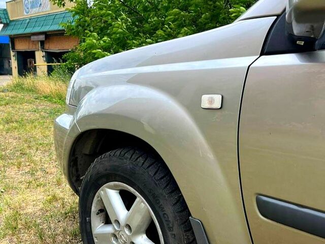 Сірий Ніссан ІксТрейл, об'ємом двигуна 2.2 л та пробігом 250 тис. км за 4800 $, фото 2 на Automoto.ua