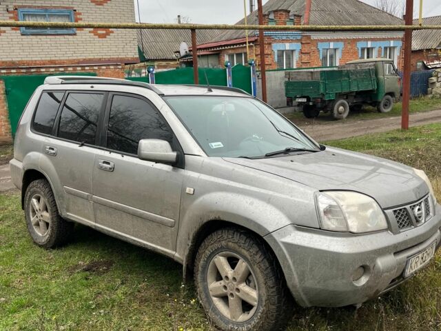 Серый Ниссан ИксТрейл, объемом двигателя 2.2 л и пробегом 350 тыс. км за 2300 $, фото 1 на Automoto.ua