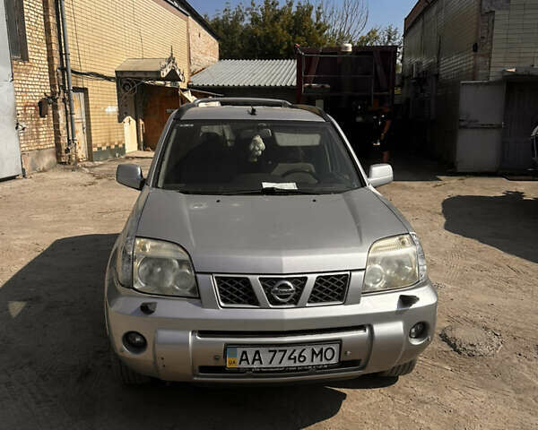 Сірий Ніссан ІксТрейл, об'ємом двигуна 2 л та пробігом 186 тис. км за 5300 $, фото 4 на Automoto.ua