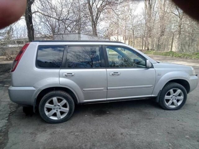 Серый Ниссан ИксТрейл, объемом двигателя 2.2 л и пробегом 330 тыс. км за 4500 $, фото 1 на Automoto.ua