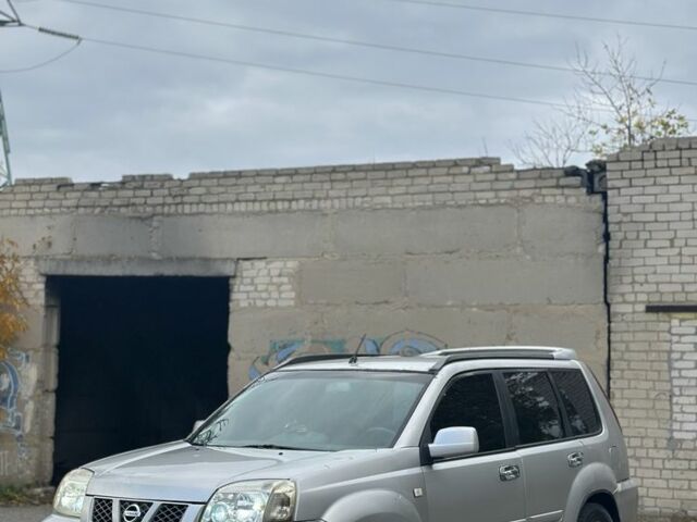 Серый Ниссан ИксТрейл, объемом двигателя 2.2 л и пробегом 250 тыс. км за 3500 $, фото 2 на Automoto.ua