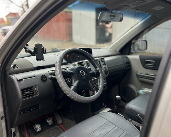 Серый Ниссан ИксТрейл, объемом двигателя 2 л и пробегом 170 тыс. км за 7400 $, фото 11 на Automoto.ua