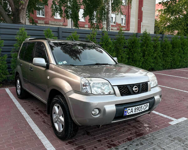 Серый Ниссан ИксТрейл, объемом двигателя 2 л и пробегом 490 тыс. км за 5250 $, фото 3 на Automoto.ua