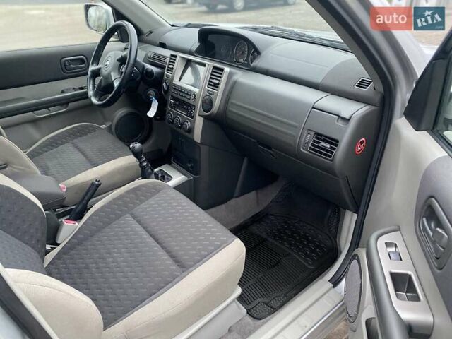 Серый Ниссан ИксТрейл, объемом двигателя 2.2 л и пробегом 272 тыс. км за 4500 $, фото 8 на Automoto.ua