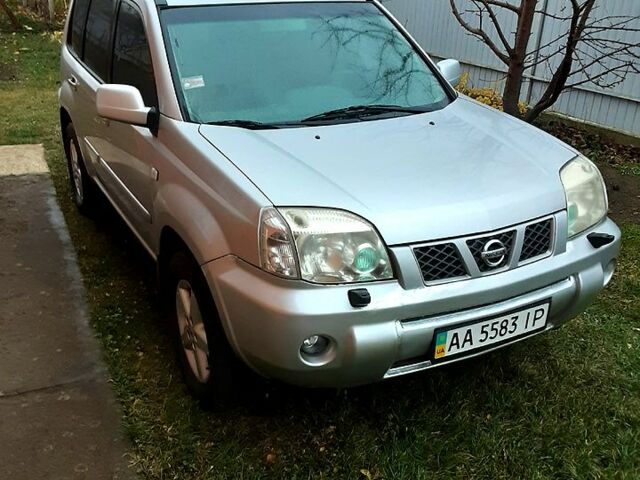 Серый Ниссан ИксТрейл, объемом двигателя 2 л и пробегом 210 тыс. км за 4500 $, фото 1 на Automoto.ua