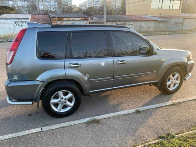 Серый Ниссан ИксТрейл, объемом двигателя 2.2 л и пробегом 337 тыс. км за 4700 $, фото 3 на Automoto.ua