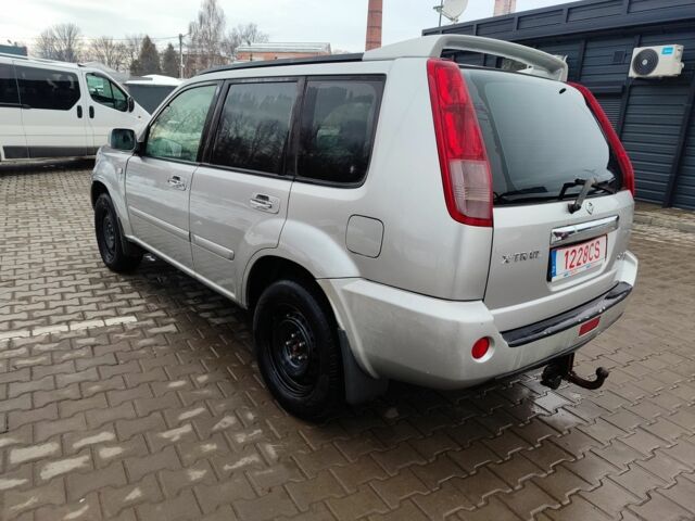 Серый Ниссан ИксТрейл, объемом двигателя 0 л и пробегом 353 тыс. км за 3850 $, фото 2 на Automoto.ua