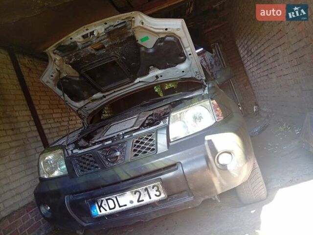 Серый Ниссан ИксТрейл, объемом двигателя 2.2 л и пробегом 357 тыс. км за 3500 $, фото 4 на Automoto.ua