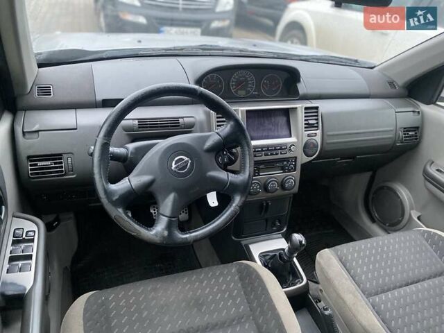 Серый Ниссан ИксТрейл, объемом двигателя 2.2 л и пробегом 272 тыс. км за 4500 $, фото 7 на Automoto.ua