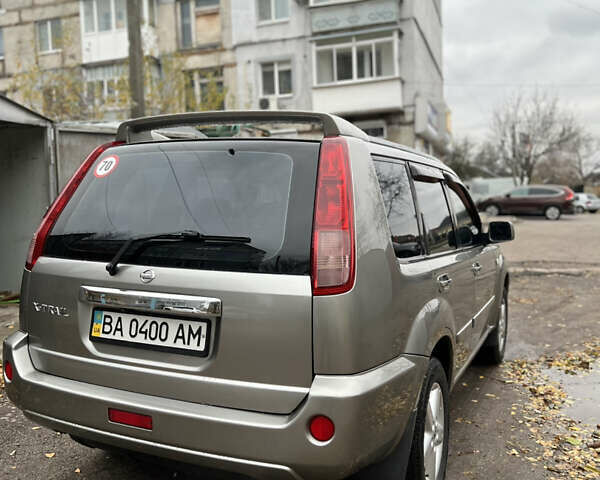 Серый Ниссан ИксТрейл, объемом двигателя 2 л и пробегом 170 тыс. км за 7400 $, фото 5 на Automoto.ua