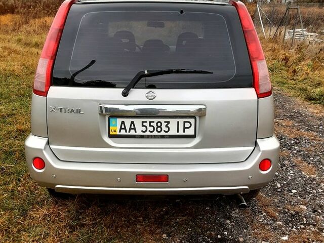 Серый Ниссан ИксТрейл, объемом двигателя 2 л и пробегом 210 тыс. км за 4500 $, фото 2 на Automoto.ua