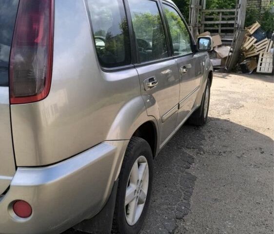 Сірий Ніссан ІксТрейл, об'ємом двигуна 2.2 л та пробігом 236 тис. км за 3700 $, фото 5 на Automoto.ua