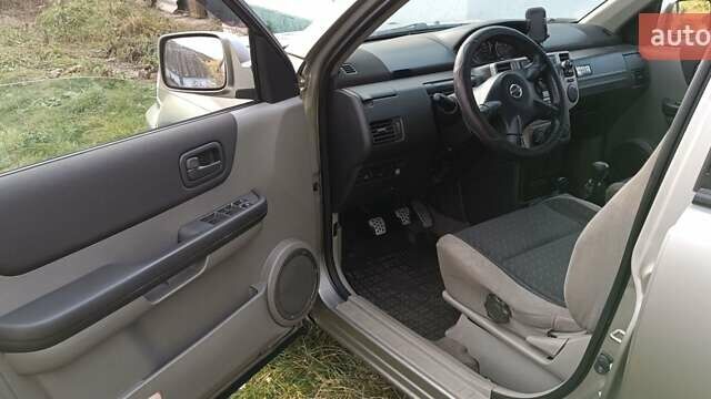 Серый Ниссан ИксТрейл, объемом двигателя 2.2 л и пробегом 350 тыс. км за 3400 $, фото 14 на Automoto.ua