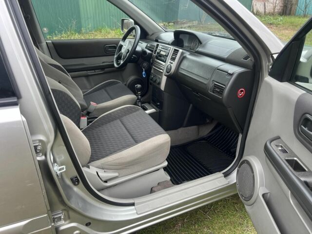 Серый Ниссан ИксТрейл, объемом двигателя 2.2 л и пробегом 261 тыс. км за 4400 $, фото 1 на Automoto.ua