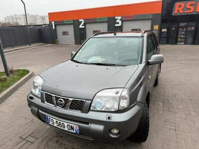 Серый Ниссан ИксТрейл, объемом двигателя 2.2 л и пробегом 240 тыс. км за 5223 $, фото 1 на Automoto.ua